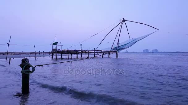 Chinesische Fischernetze bei Sonnenuntergang. fort kochin, kochi, kerala, indien — Stockvideo