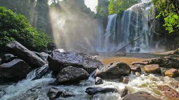 Cascada tropical con rayos de sol — Vídeos de Stock