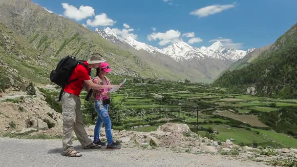 Senderistas en las montañas del Himalaya — Vídeo de stock