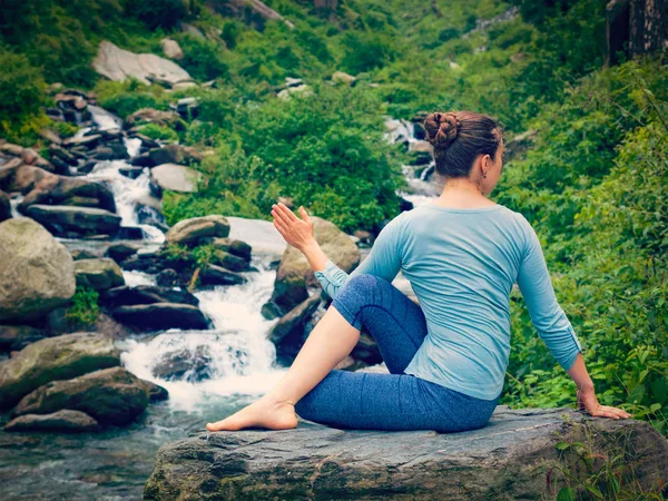 Žena dělá Ardha matsyendrasana asana venku — Stock fotografie