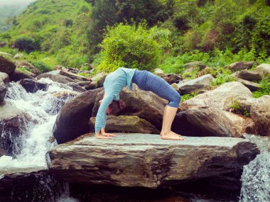 Kadın Ashtanga Vinyasa Yoga asana Urdhva Dhanurasana - kadar yapıyor