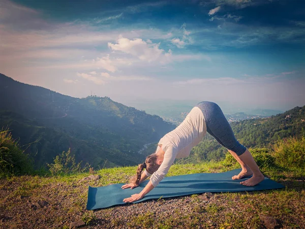 Jeune femme en forme sportive faisant du yoga en plein air dans les montagnes — Photo