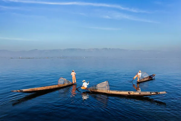 Traditioneller burmesischer Fischer am inle lake, myanmar — Stockfoto