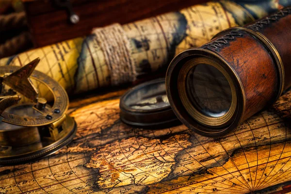 Brújula antigua e instrumentos de navegación en el mapa antiguo —  Fotos de Stock