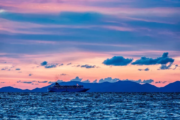 Criuse 배와 바다 일몰 — 스톡 사진