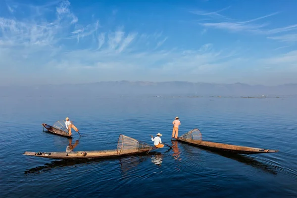 Pescador birmanês tradicional no lago Inle, Mianmar — Fotografia de Stock