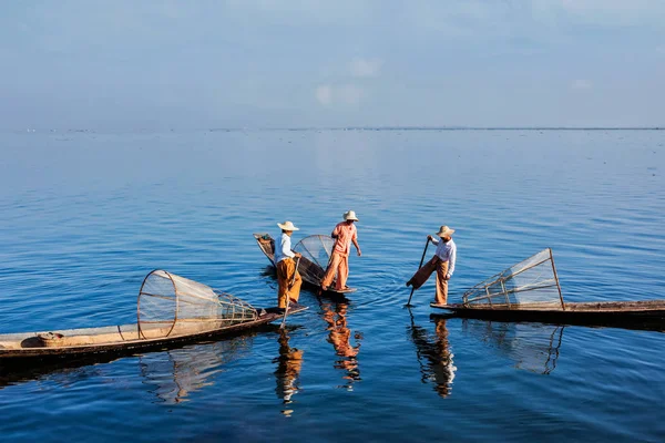 Tradiční barmské rybář na jezeře Inle lake, Myanmar — Stock fotografie