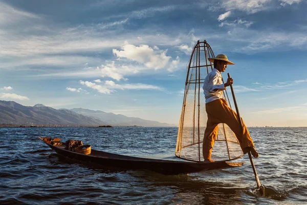 Tradiční barmské rybář na jezeře Inle lake, Myanmar — Stock fotografie