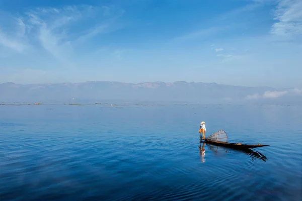 Pescatore birmano tradizionale al lago Inle, Myanmar — Foto Stock