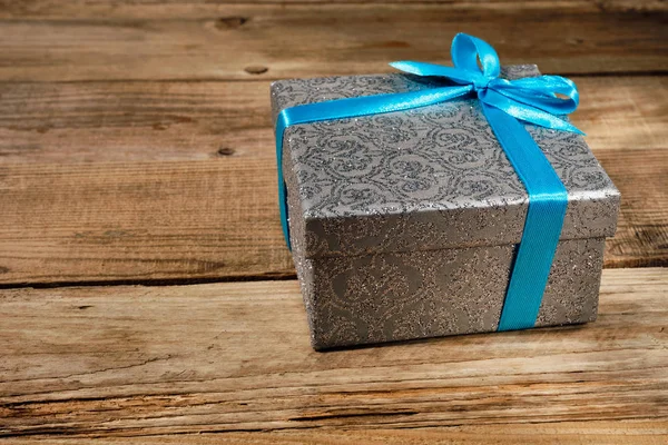 Caja de regalo con cinta azul — Foto de Stock