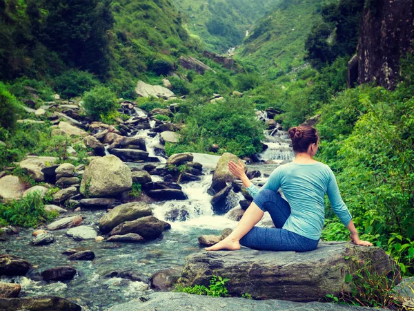 Kvinna gör Ardha matsyendrasana asana utomhus — Stockfoto