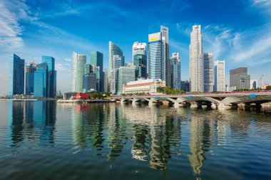 Marina Bay üzerinden Singapur manzarası
