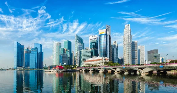 Marina Bay üzerinden Singapur manzarası — Stok fotoğraf