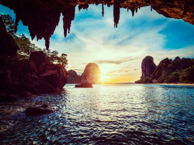 Pranang sahilde günbatımı. Railay, Krabi il Tayland