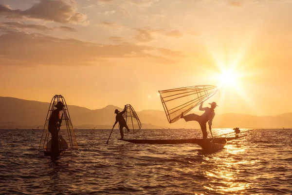 Pescatore birmano tradizionale al lago Inle, Myanmar — Foto Stock