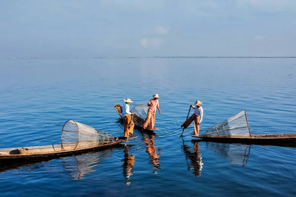 Traditionella burmesiska fiskare på Inle lake, Myanmar — Stockfoto