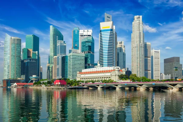 Singapore wolkenkrabbers met reflectie — Stockfoto