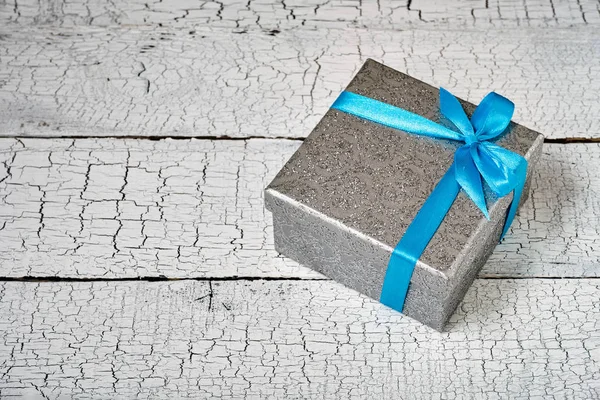 Mavi kurdeleli hediye kutusu — Stok fotoğraf