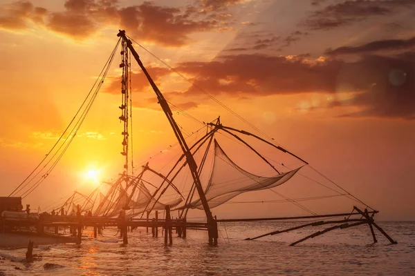 Čínská fishnets na západ slunce. Kochi, kerala, Indie — Stock fotografie