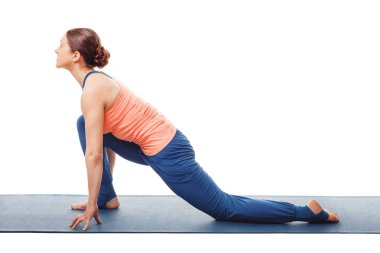 Kadının Yoga asana anjaneyasana yapması