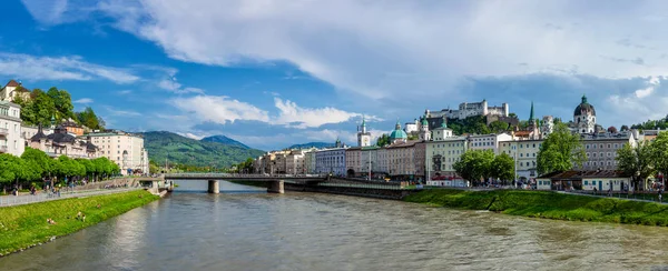 Panorama del casco antiguo de Salzburgo y el castillo de Hohensalzburg en Festún —  Fotos de Stock
