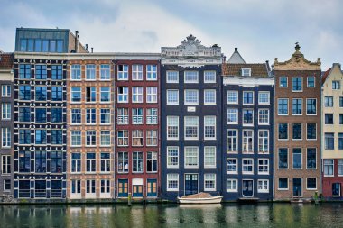 Amsterdam kanal Damrak evleriyle, Hollanda