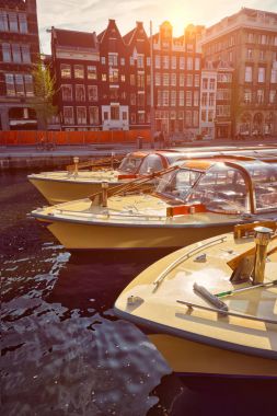 Amsterdam Turistik tekneler kanalına