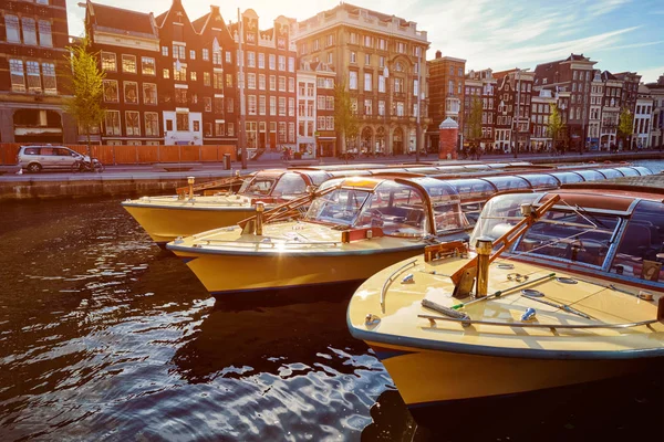 Amsterdamie łodzi turystycznych w kanał — Zdjęcie stockowe