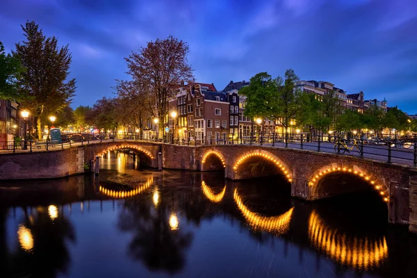 Амтердамский канал, мост и средневековые дома в вечернее время — стоковое фото