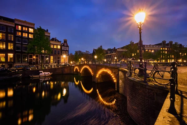 Canal de Amterdam, ponte e casas medievais à noite — Fotografia de Stock