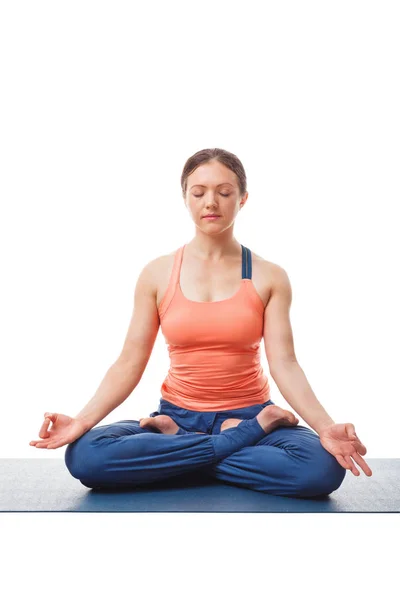 Kvinna som mediterar i yoga asana Padmasana Lotus pose — Stockfoto