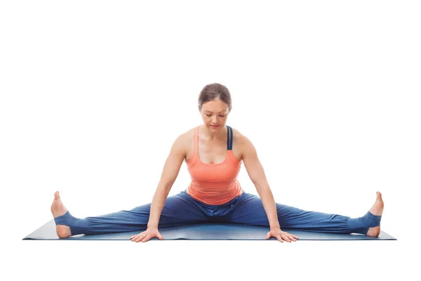 Vrouw doet Ashtanga Vinyasa yoga asana Upavistha konasana — Stockfoto