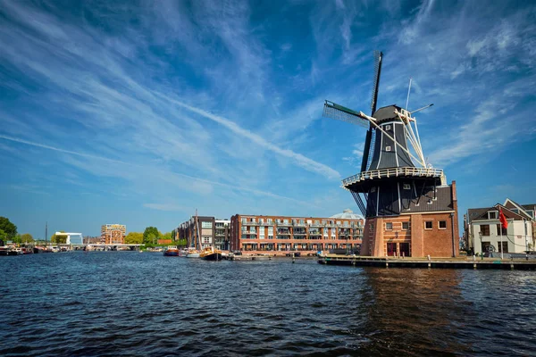 Harlems Wahrzeichen, die Windmühle de adriaan am Fluss spaarne. harlem, — Stockfoto