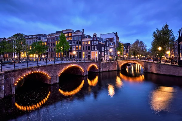 Canal de Amterdam, ponte e casas medievais à noite — Fotografia de Stock