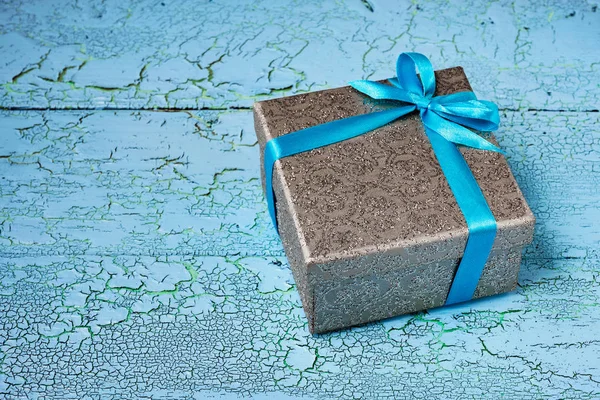 Caja de regalo con cinta azul — Foto de Stock