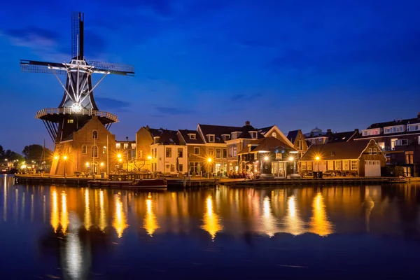 Harlem landmark väderkvarn De Adriaan på Spaarne floden. Harlem, — Stockfoto