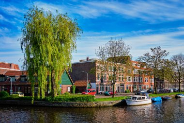 Tekneler, evler ve kanal. Harlem, Hollanda