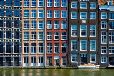 evler ve tekne Amsterdam kanal Damrak yansıması ile. AMS