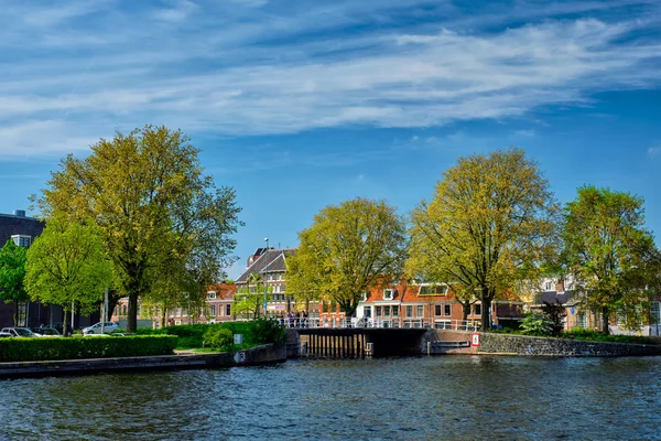 Kanał w haarlem, Holandia — Zdjęcie stockowe