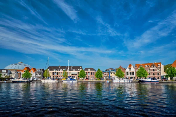 Tekneler ve evleri Spaarne Nehri üzerinde. Haarlem, Hollanda — Stok fotoğraf