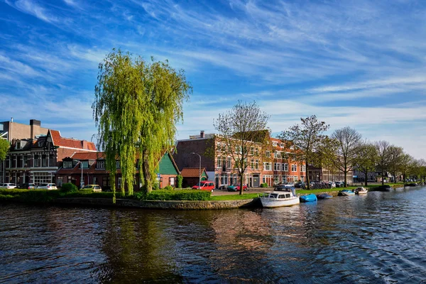 Perahu, rumah dan kanal. Harlem, Belanda — Stok Foto