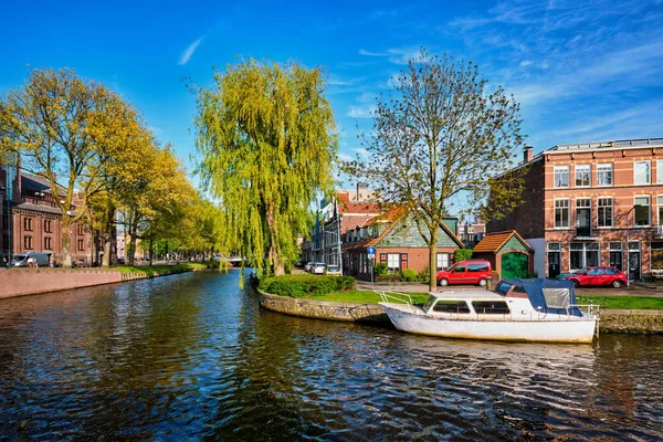 Boote, Häuser und Kanal. Harlem, Niederlande — Stockfoto