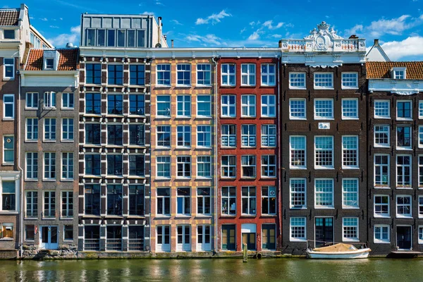 Дома и лодки на Амстердамском канале Дамрак с отражением. Ams — стоковое фото