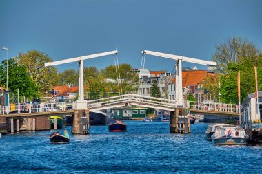 Haarlem, Hollanda Gravestenenbrug köprünün altından geçen tekne
