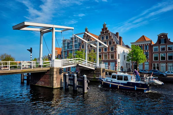 Loď pod Gravestenenbrug mostem v Haarlem, Nizozemsko — Stock fotografie