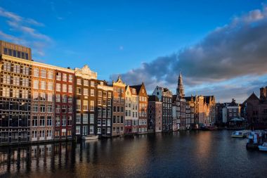Amsterdam kanal pier Damrak güneşler Hhouses ve turistik gemilerde