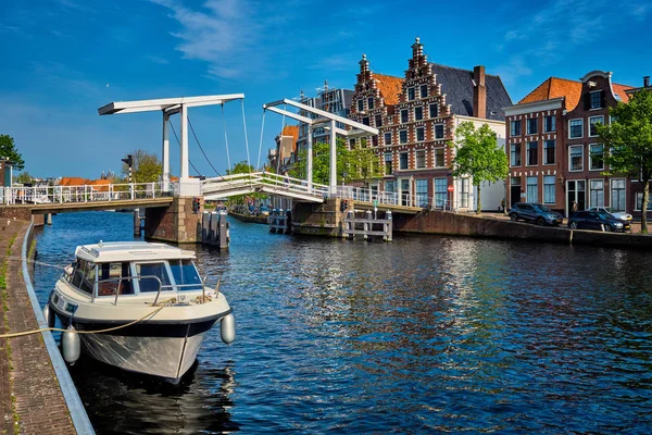 Spaarne folyó hajóval és Gravestenbrug híd Haarlem, N — Stock Fotó