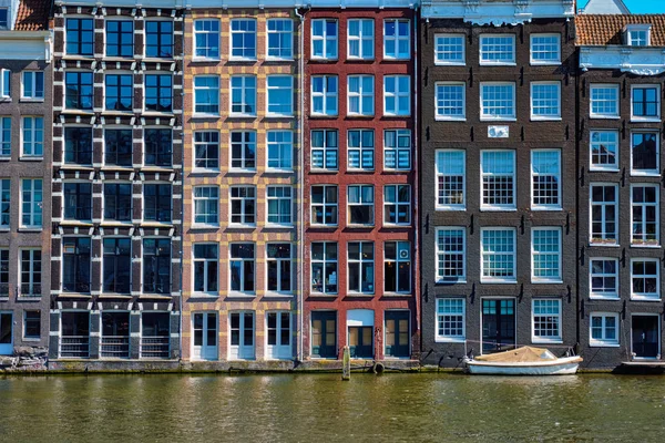 Дома и лодки на Амстердамском канале Дамрак с отражением. Ams — стоковое фото