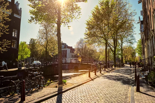 Ulica Amsterdamu z kanału — Zdjęcie stockowe