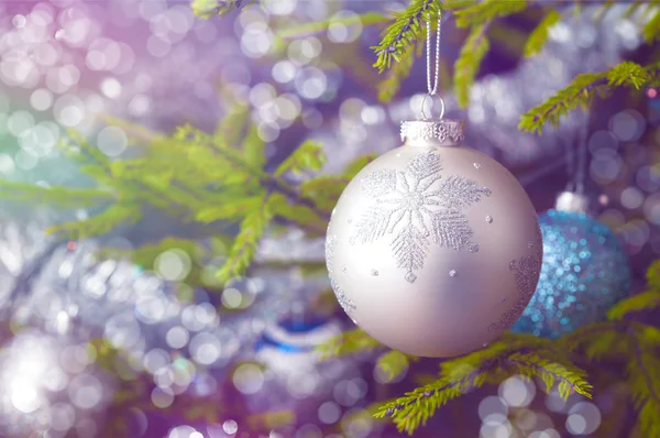 Bola de decoración de árbol de Navidad en bac árbol de Navidad decorado — Foto de Stock